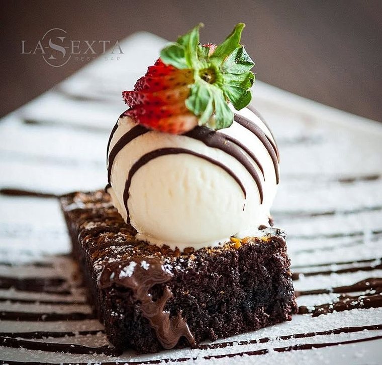 Brownie con nueces, almendras y nieve de vainilla