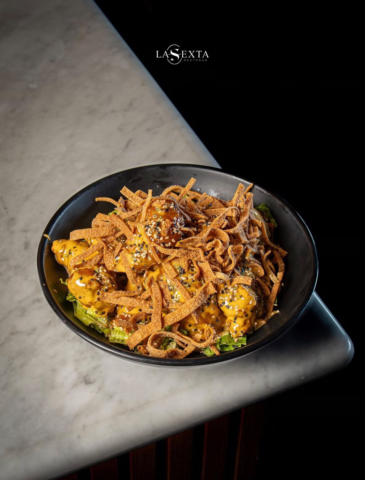 Camarones Roca — camarones en cama de lechuga con crocante de pasta