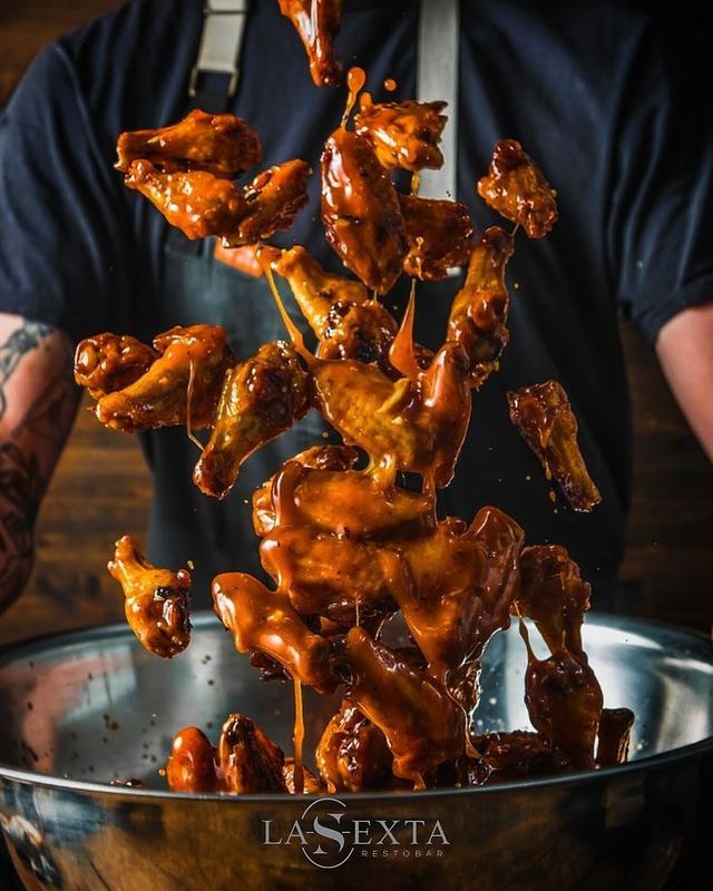 Alitas de pollo glaseadas.
