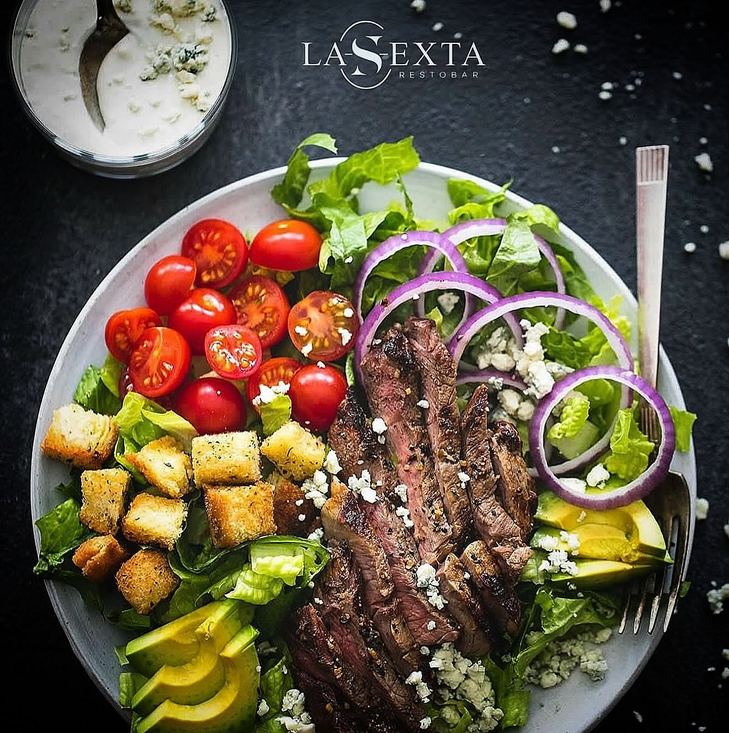 Ensalada con tiras de steak.