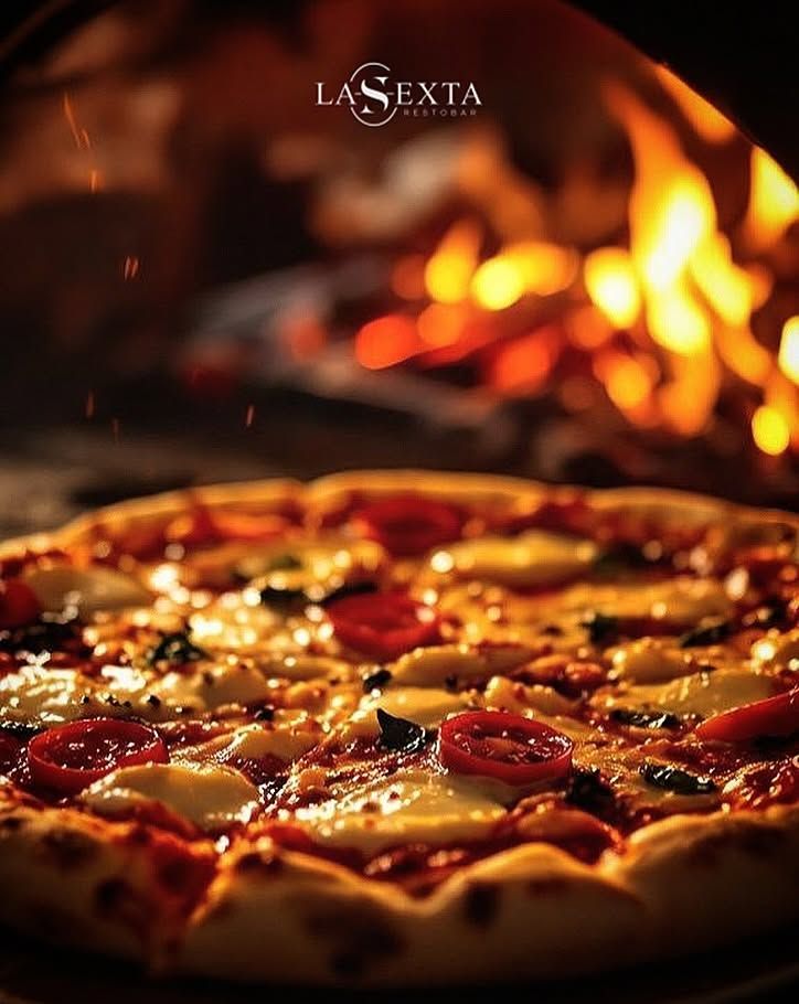 Pizza horneándose junto al fuego.
