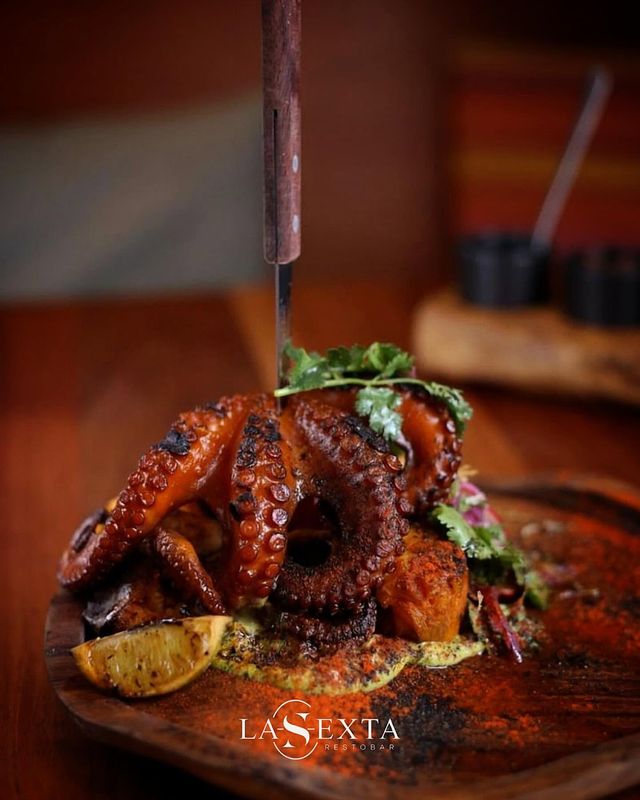 Pulpo adobado con cilantro.